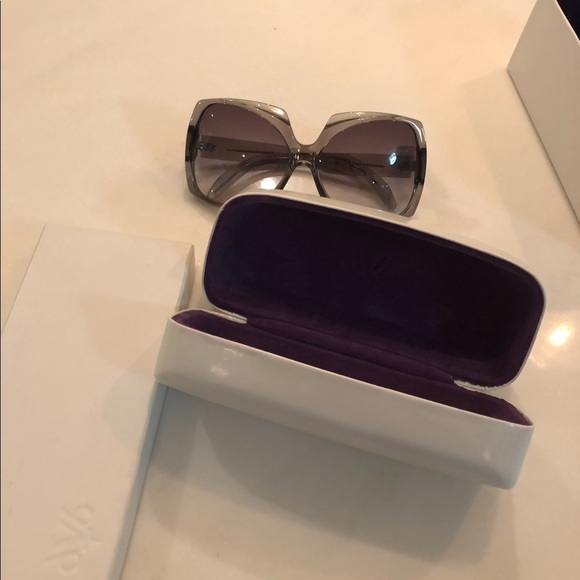 Authentic AUTOGRAPHED Victoria Beckham sunglasses - Picture 2 of 3